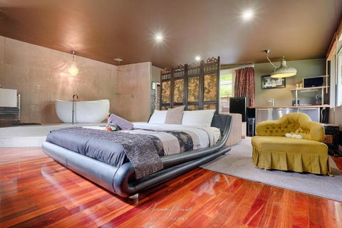 Mudstone Suites - Palm Beach Accommodation 0