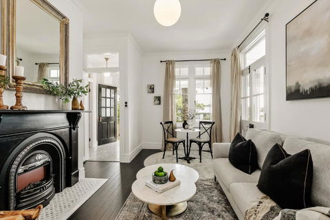 Narraweema Guesthouse - Historic Luxury BnB Retreat - Palm Beach Accommodation 0