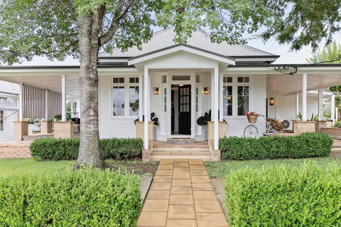 Narraweema Guesthouse - Historic Luxury BnB Retreat - Palm Beach Accommodation 1