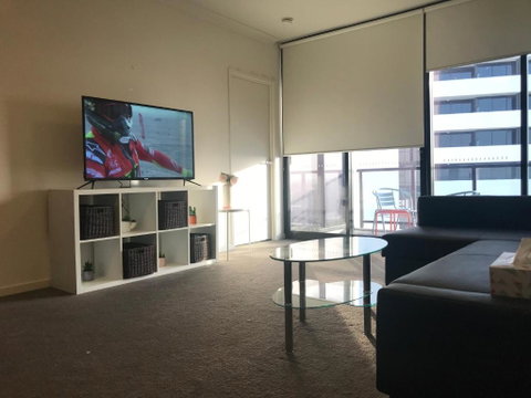 New Luxurious Skyview 2Bedroom Apartment Liverpool - Palm Beach Accommodation 1