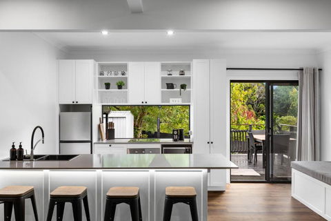New Modern 2 Bedroom Mountain Retreat Escape - Palm Beach Accommodation 1