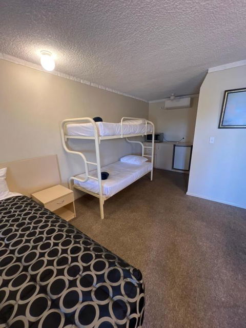 OVERLANDER MOTOR LODGE - Palm Beach Accommodation 3