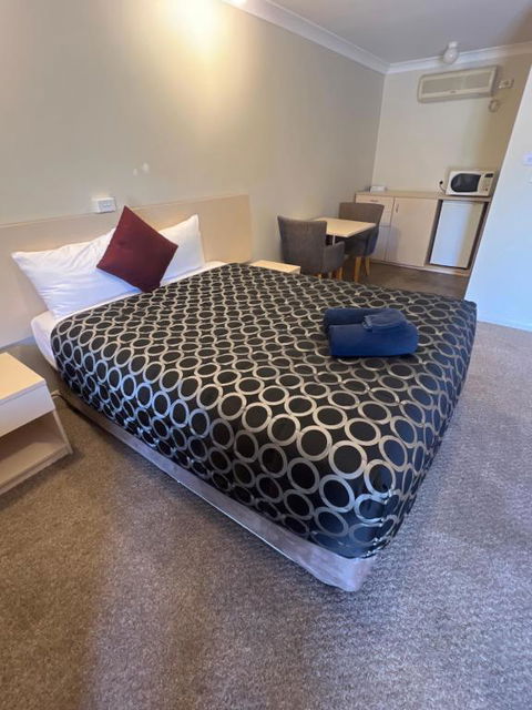 OVERLANDER MOTOR LODGE - Palm Beach Accommodation 1