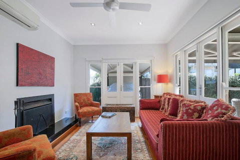 Paddington Cottage - A Classic Queenslander Stay - Palm Beach Accommodation 2
