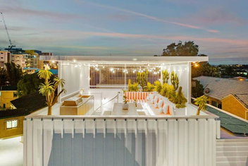 Palm Paradise: Luxury Villa Escape By The Beach with Palm Beach Accommodation
