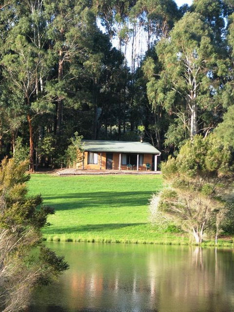 Pemberton Lake View Chalets - Palm Beach Accommodation 2