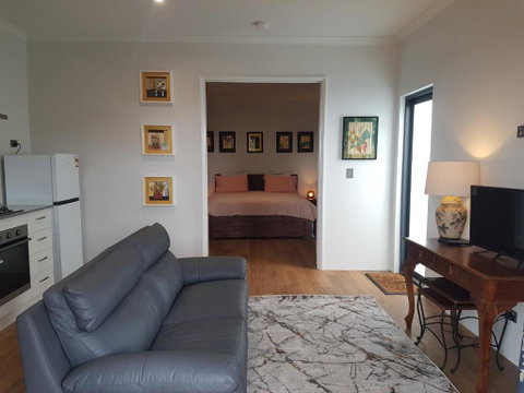 Pemberton Japanese Garden Studio - Palm Beach Accommodation 2