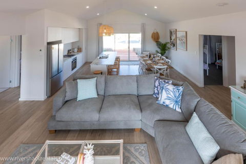 Pina Colada Shack-40 Marina Way - Palm Beach Accommodation 2