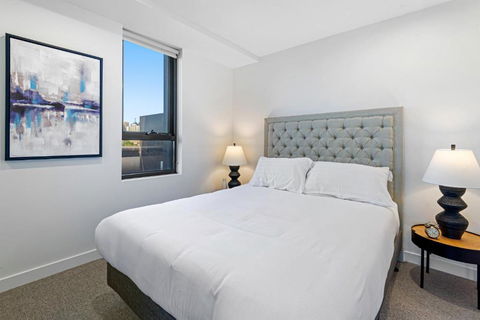 Polished 2-Bed Apartment With Gorgeous City Views - Palm Beach Accommodation 1