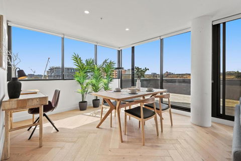 Polished 2-Bed Apartment With Gorgeous City Views - Palm Beach Accommodation 3