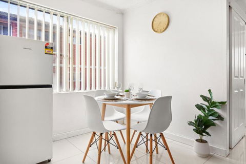 Polished 2-Bed Unit In The Heart Of Parramatta - Palm Beach Accommodation 1