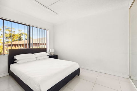 Polished 2-Bed Unit In The Heart Of Parramatta - Palm Beach Accommodation 3