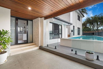 Pool House Hideaway with Palm Beach Accommodation