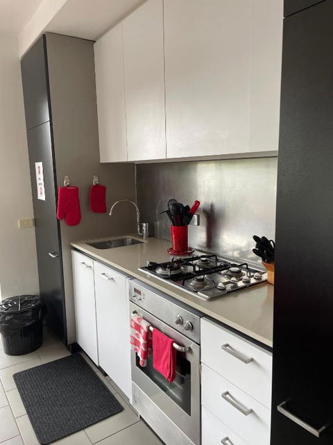 Radiance - Chic Fitzroy Street Apartment - Palm Beach Accommodation 2