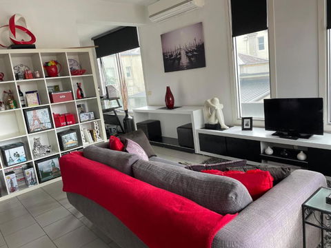 Radiance - Chic Fitzroy Street Apartment - Palm Beach Accommodation 0