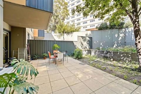 Prime Kensington 2BR Apt With A Massive Backyard - Palm Beach Accommodation 2