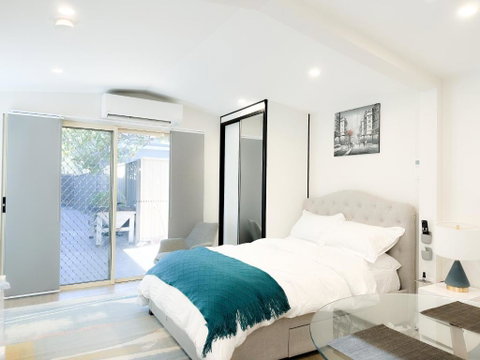 Private, Local Living Studio In Mascot, Airport - Palm Beach Accommodation 0