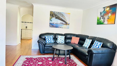 Quiet Family Townhouse In Wollongong CBD - Palm Beach Accommodation 0