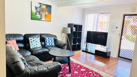 Quiet Family Townhouse In Wollongong CBD - Palm Beach Accommodation 1