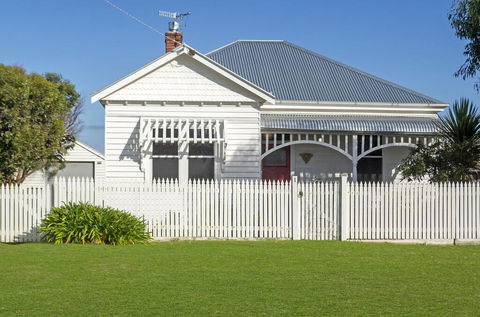 Avery Cottage - Palm Beach Accommodation 0