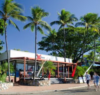 Base Airlie Beach - Palm Beach Accommodation