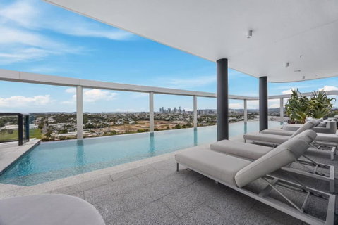Rivello Apartments - Free Secure Car Park, 6km To City, Ferry Terminal, Eat Street, Rooftop Pool, Sauna, Portside Dinning - Palm Beach Accommodation 1
