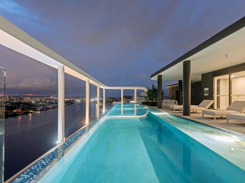 Rivello Apartments - Free Secure Car Park, 6km To City, Ferry Terminal, Eat Street, Rooftop Pool, Sauna, Portside Dinning - Palm Beach Accommodation 0