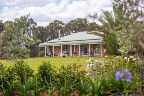Redims Hill Cottage - Palm Beach Accommodation 0