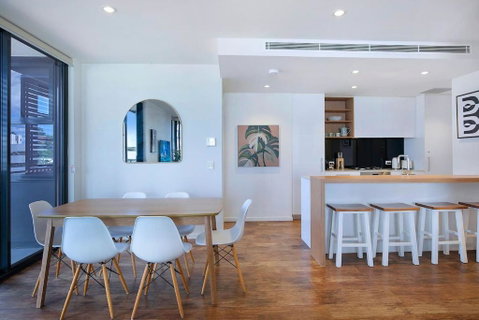 Regatta Hideaway - A Breezy Balcony Residence - Palm Beach Accommodation 2