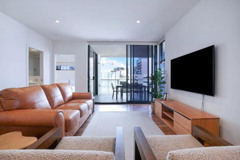 Regatta Hideaway - A Breezy Balcony Residence - Palm Beach Accommodation 0