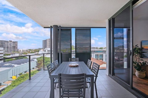 Regatta Hideaway - A Breezy Balcony Residence - Palm Beach Accommodation 1