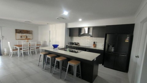 Relax Poolside By The Canal - Palm Beach Accommodation 2