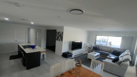 Relax Poolside By The Canal - Palm Beach Accommodation 3