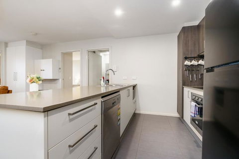 Relaxing 2BR Stay Near South Point Tuggeranong - Palm Beach Accommodation 2