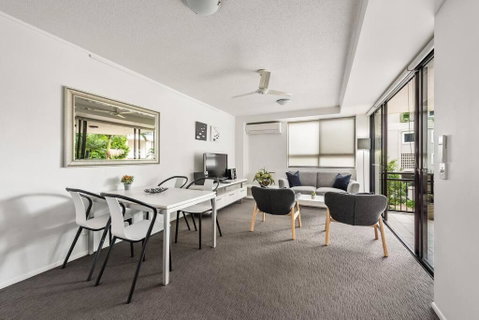 Resort Living - 10mins CBD - 2Bed / 2Bath / 1Car - Palm Beach Accommodation 0
