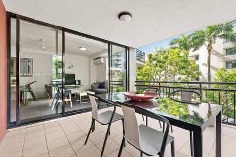 Resort Living - 10mins CBD - 2Bed / 2Bath / 1Car - Palm Beach Accommodation 2