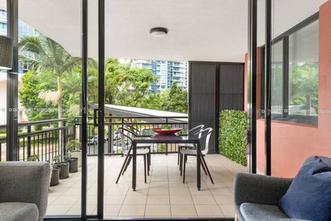 Resort Living - 10mins CBD - 2Bed / 2Bath / 1Car - Palm Beach Accommodation 1