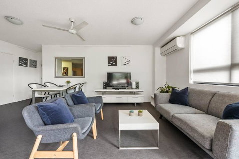 Resort Living - 10mins CBD - 2Bed / 2Bath / 1Car - Palm Beach Accommodation 3