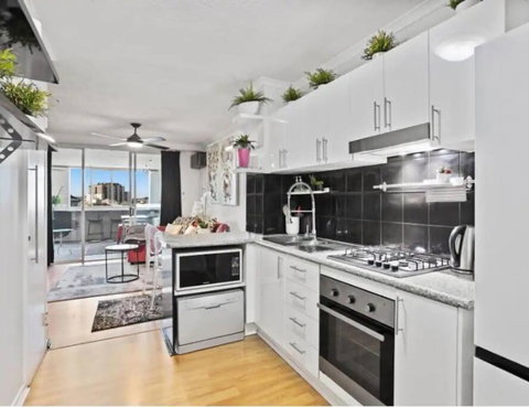 Retro Chic Vibes, Tropical Pool & Prime Location - Palm Beach Accommodation 3