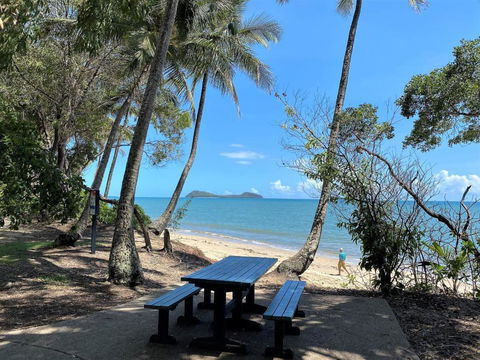 Ribbons Beachfront Apartments Clifton Beach - Palm Beach Accommodation 3