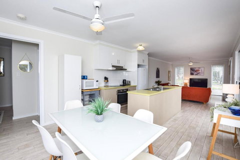 River Retreat - Palm Beach Accommodation 3