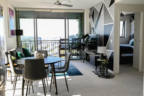 River View Apartment In Brisbane With Parking - Palm Beach Accommodation 1