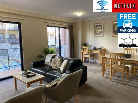 RIVERSIDE CITY VIEW PARKING NETFLIX WIFI WINE FREE - Palm Beach Accommodation 0