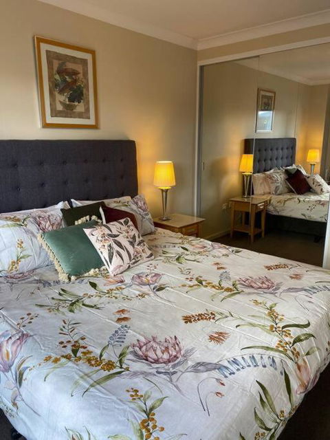 RIVERSIDE CITY VIEW PARKING NETFLIX WIFI WINE FREE - Palm Beach Accommodation 1