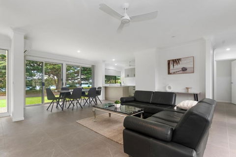 Riverside Serenity - Palm Beach Accommodation 2