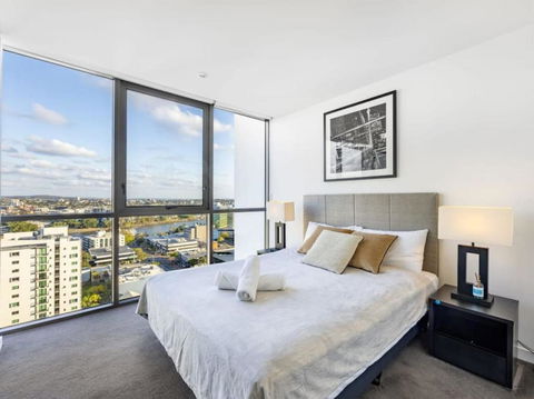 Riverview 2BR Delicate Apt, 1min To Train Station - Palm Beach Accommodation 3