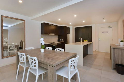 Resort-style Swim Out - A True Tropical Oasis - Palm Beach Accommodation 3