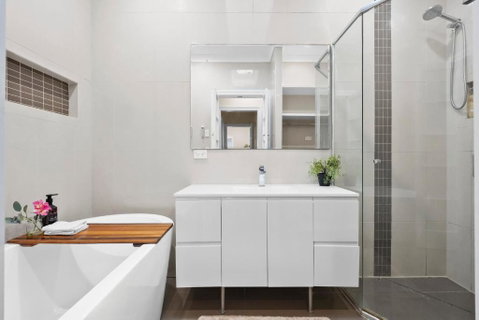 Room In Large Home 6 Min To CBD - Palm Beach Accommodation 3