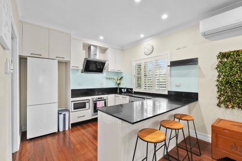 Room In Large Home 6 Min To CBD - Palm Beach Accommodation 2