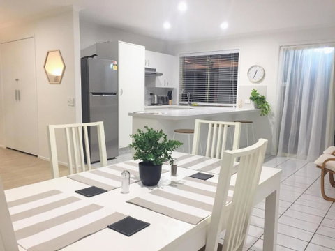 Robin Joy - Palm Beach Accommodation 0